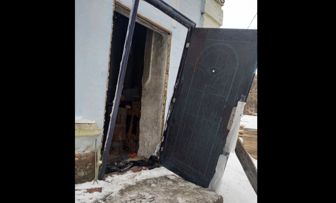 Вибухом винесло двері в редакції газети "Промінь" у Сновську. Фото НСЖУ