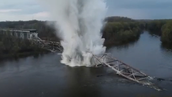 Біля руїн автомобільного мосту поблизу Чернігова підірвали авіаційну бомбу