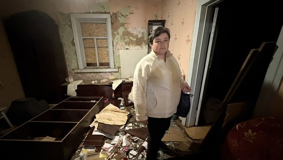 Городню постійно атакують "шахеди". Частина будинків стоять розбиті. Одна з причин — у громаді нема експерта, який оцінює руйнування. Постраждалим пропонують заплатити