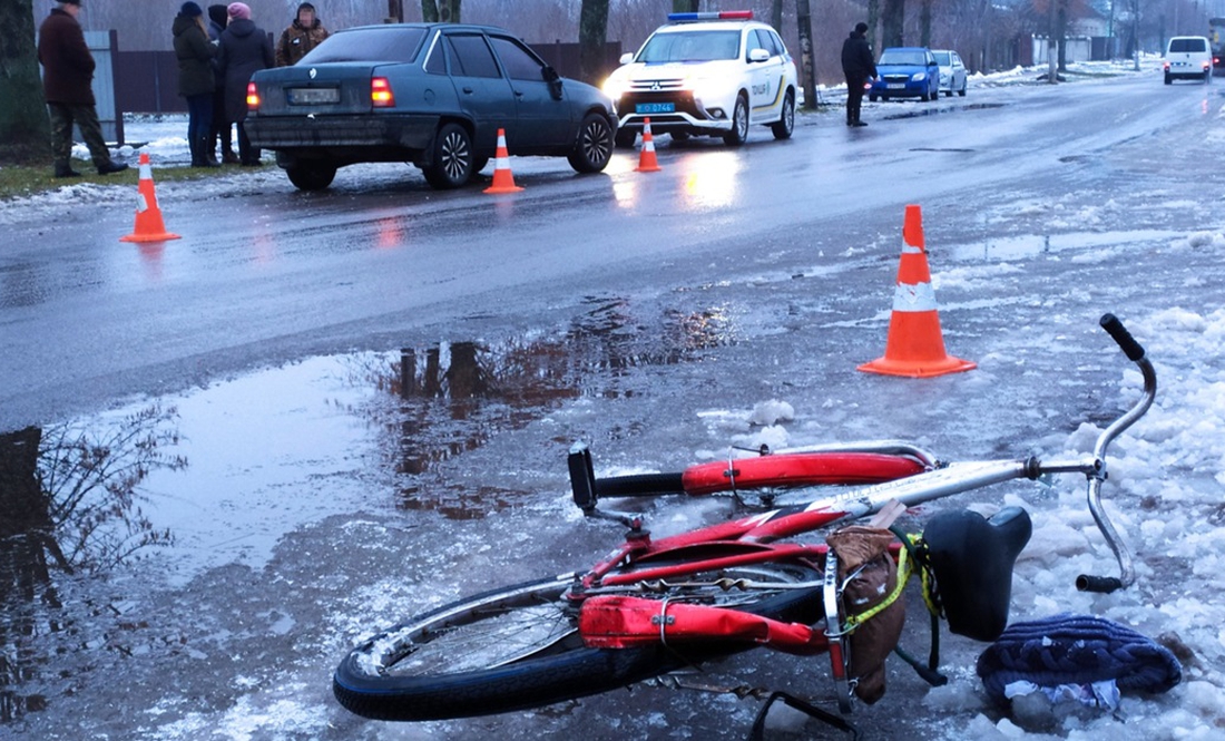 На 8 березня у Семенівці водій автівки збив жінку на велосипеді