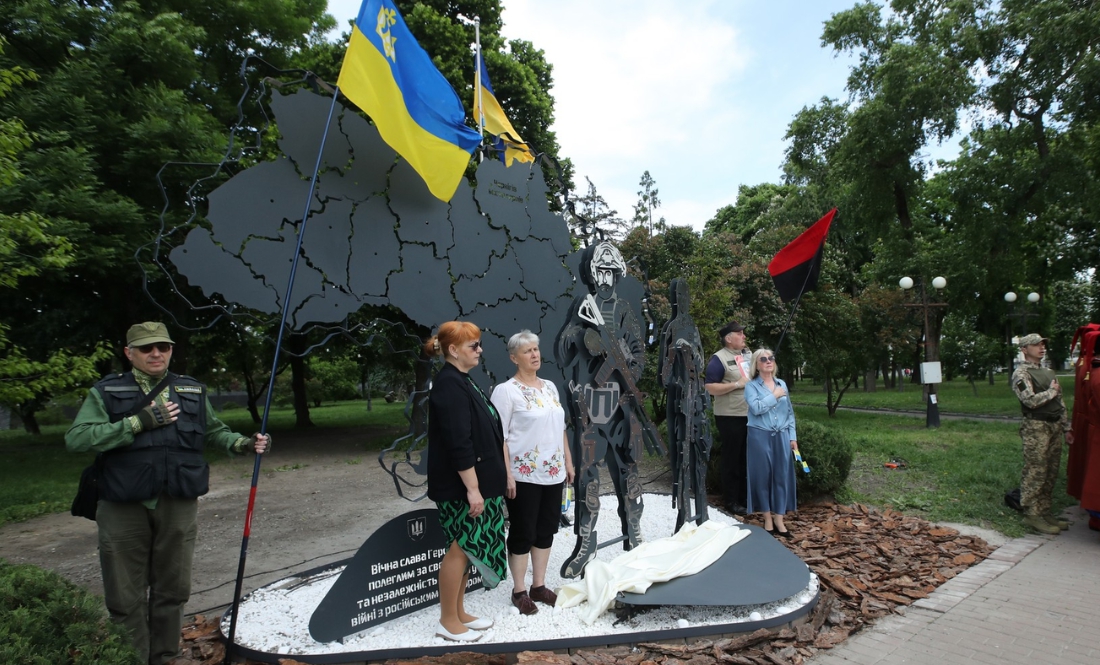 У Чернігові відкрили меморіальний знак на честь Героїв, загиблих у російсько-українській війні