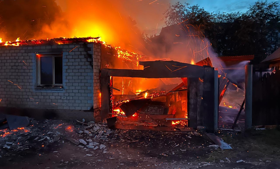 Пожежа після вибуху "шахеда". Новгород-Сіверська громада, 4 липня 2025 року
