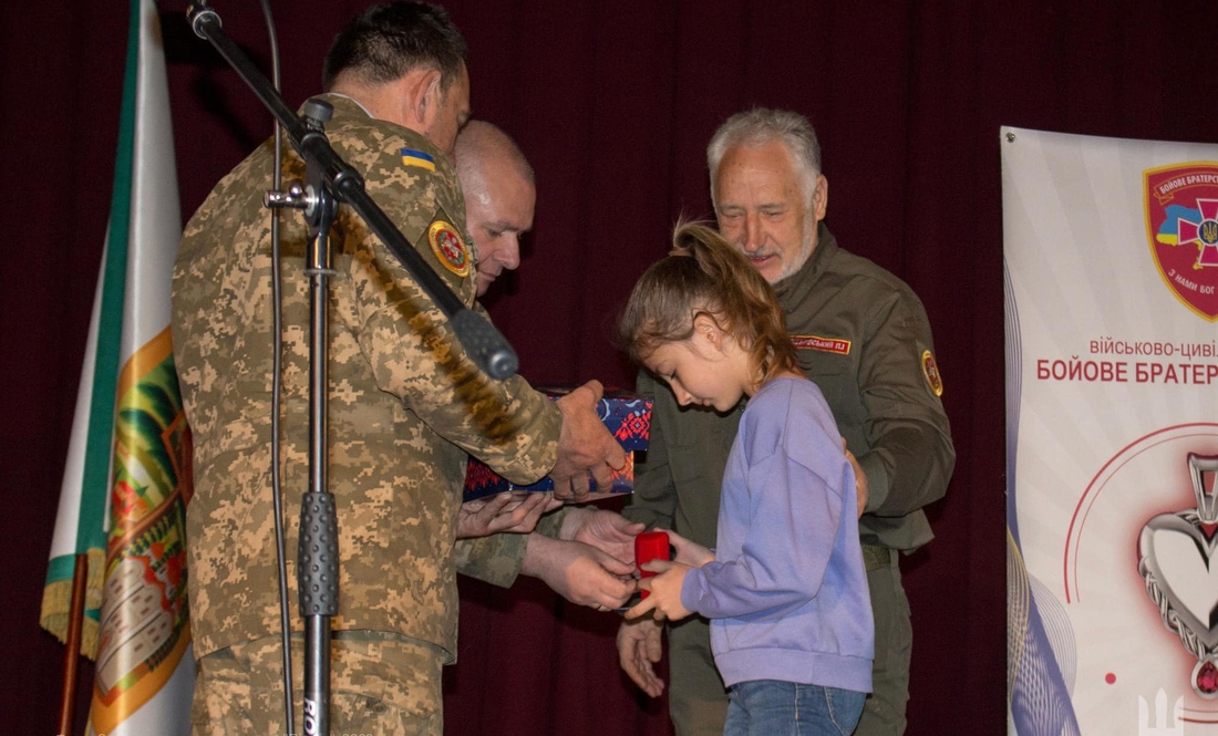 Дітям загиблих бійців передали пам’ятні кулони «Батьківське серце»