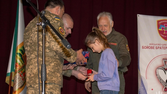 Дітям загиблих бійців передали пам’ятні кулони «Батьківське серце»