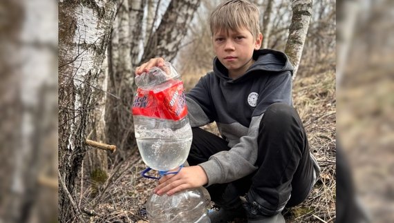 Єгор Насінник переливає сік