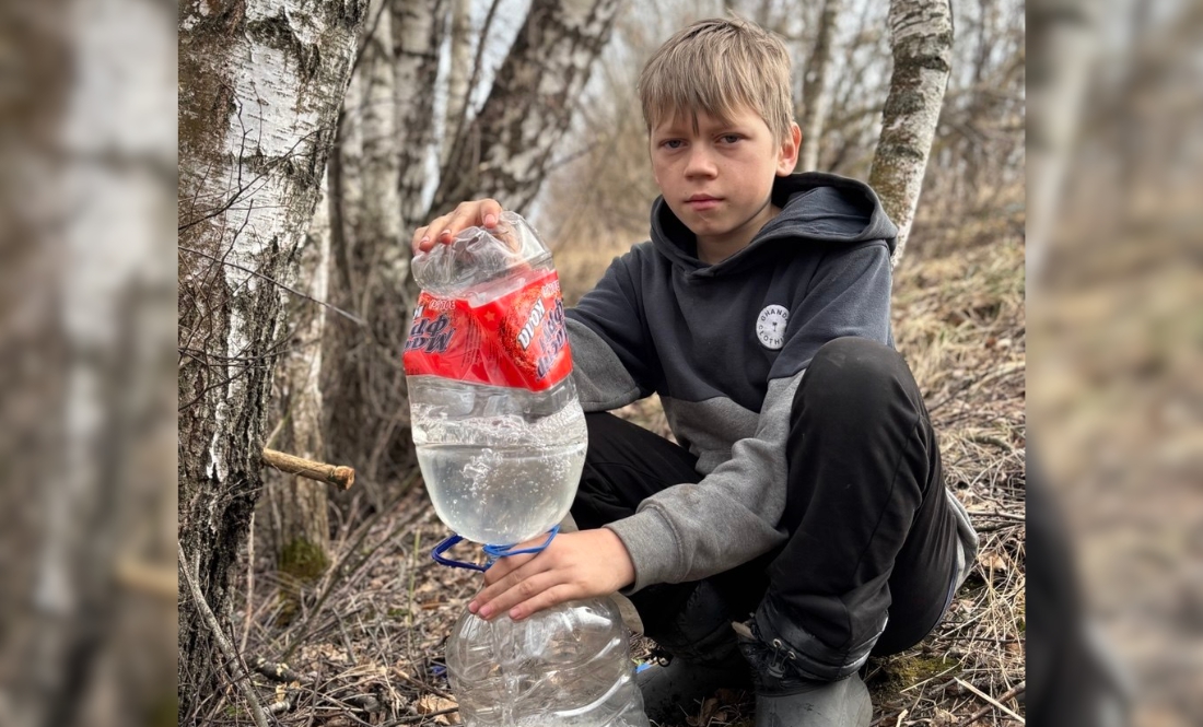 Єгор Насінник переливає сік