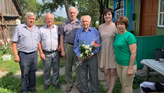 Зліва направо: Володимир Аніщенко (син), Василь Леоненко (заступник голови Чернігівської районної ради), Анатолій Скуратович, Олександр Аніщенко (іменинник), Алла Слободська, Тетяна Потеруха (представ