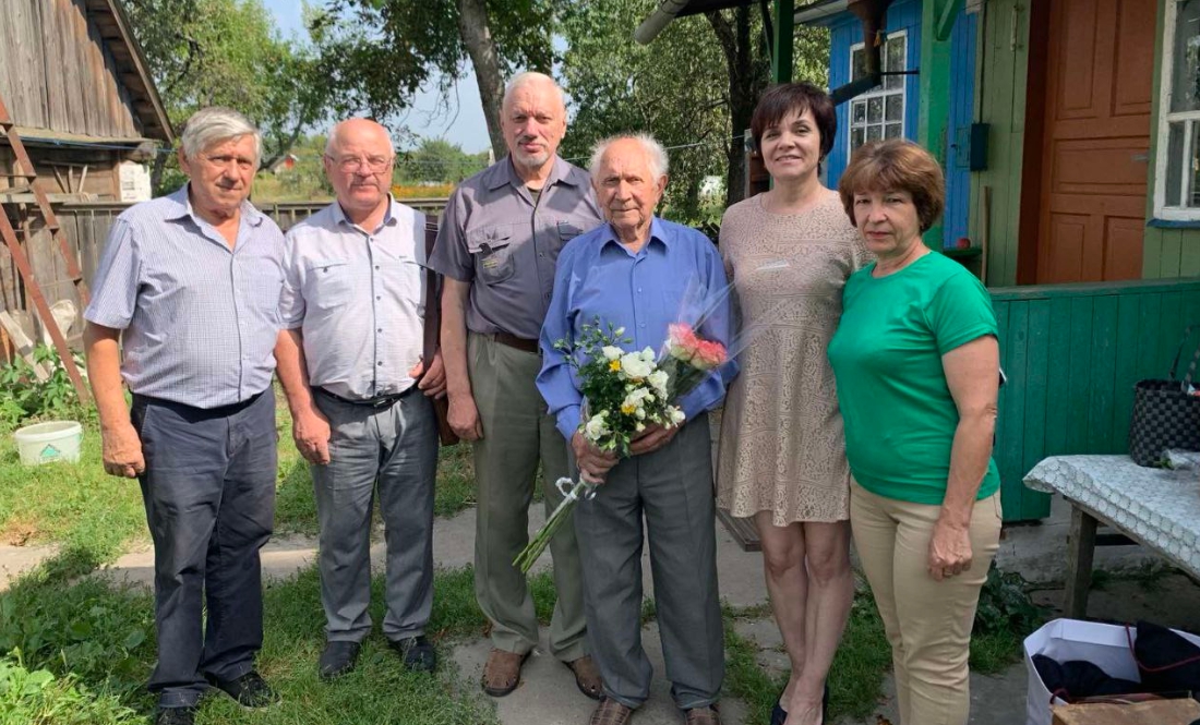 Зліва направо: Володимир Аніщенко (син), Василь Леоненко (заступник голови Чернігівської районної ради), Анатолій Скуратович, Олександр Аніщенко (іменинник), Алла Слободська, Тетяна Потеруха (представ