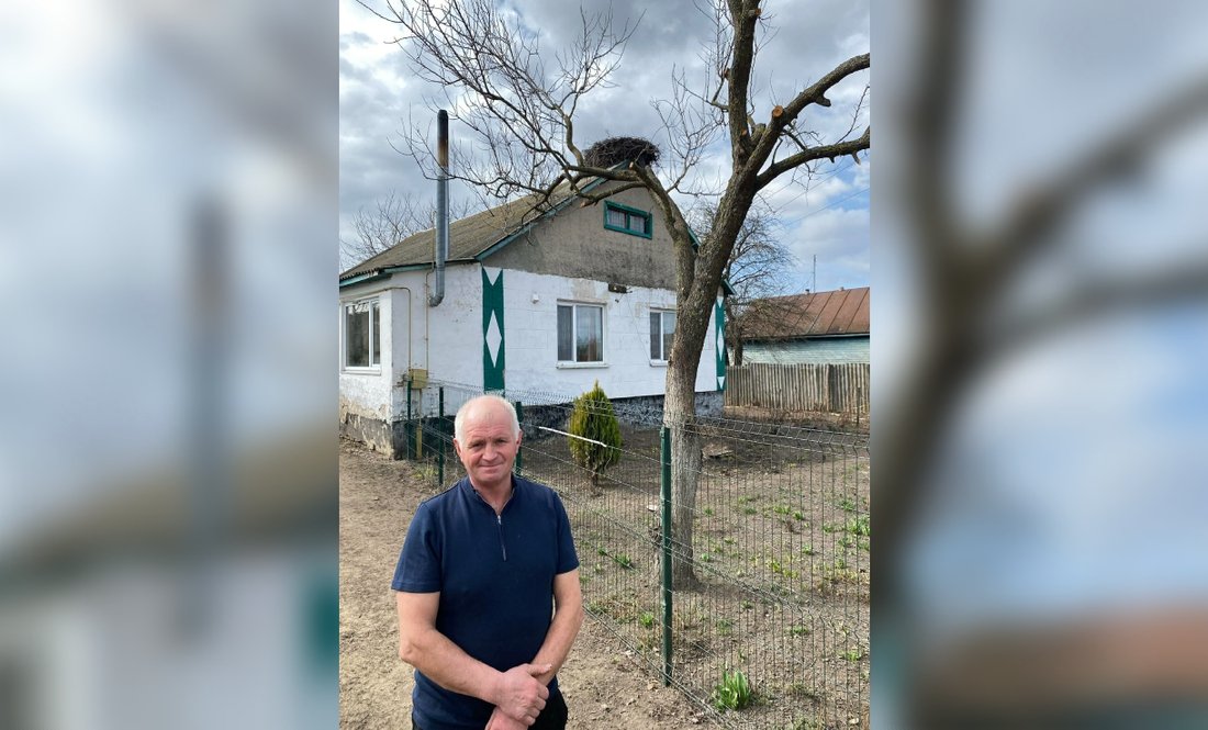 Петро Борисюк біля хати, село Вихвостів, Тупичівська громада