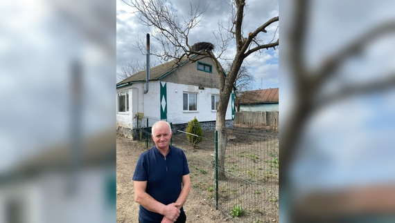 Петро Борисюк біля хати, село Вихвостів, Тупичівська громада