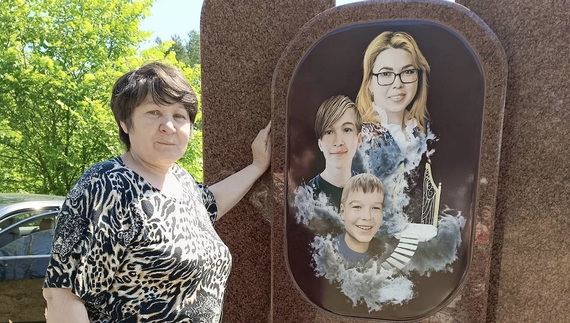 «Присвічуючи налобним ліхтариком, збивав труну для онуків, одну на двох…» - рятуючись від рашистів загинула родина