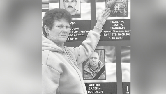 66-річна Катерина Миколаївна із Ріпок біля меморіалу