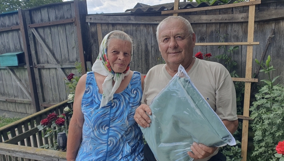 На фото: Ольга та Василь Потійки з подарунком