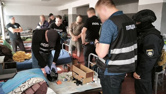 Психотропи ховали в лампочках: в’язні торгували «солями» в колонії