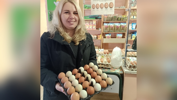 Оксана Круголь, менеджер "Поліських курчат", тримає різнокольорові яйця