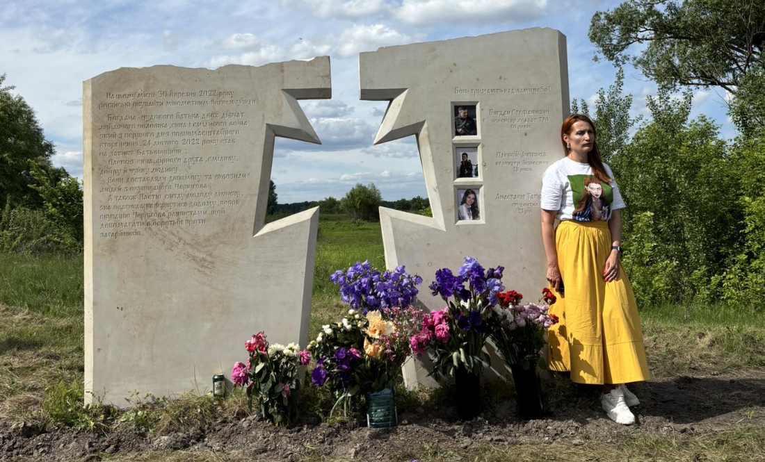 На Чернігівщині облаштували меморіал у пам'ять про 3 волонтерів, яких на «дорозі житті» вбили рашисти