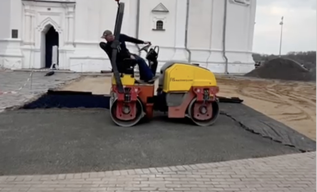 Біля Катерининського собору змінили стару плитку на нове покриття