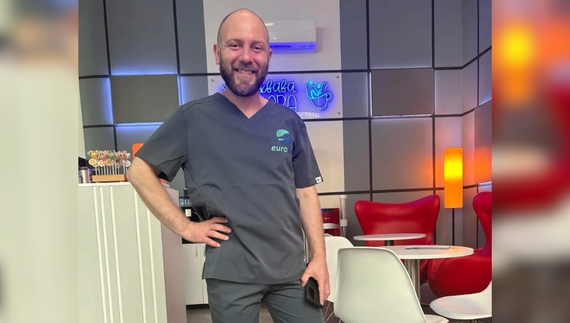 Лікар, який прославився тим, що брав аналізи у Зеленського, продовжує працювати у тій самій клініці і знімається в кіно