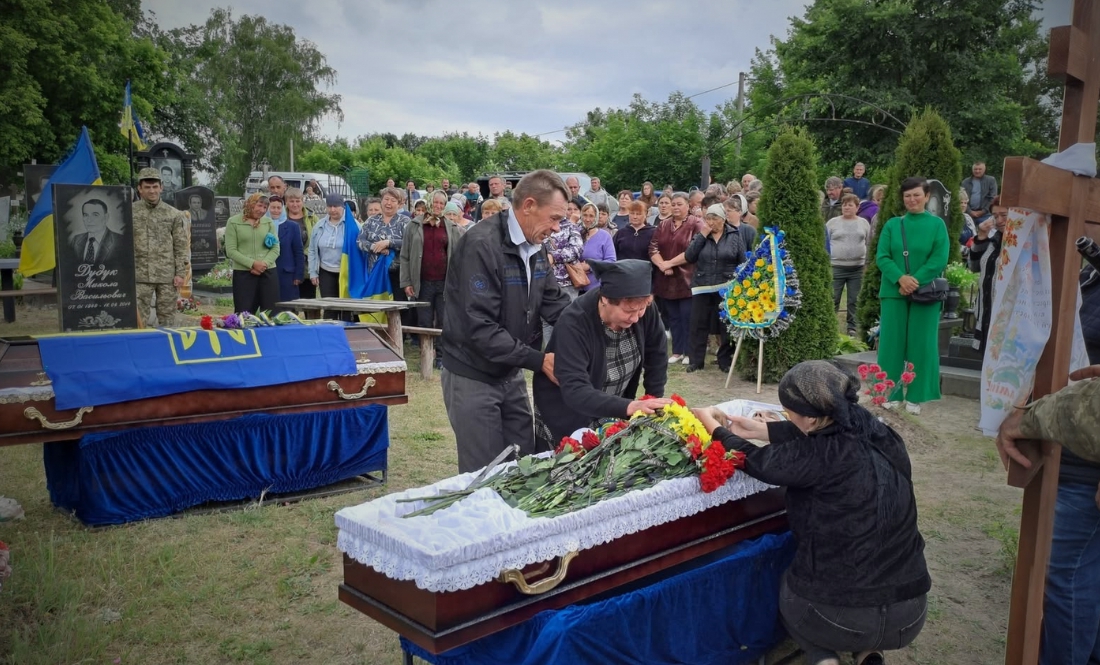 У громаді попрощалися одразу з двома захисниками - загинули на Сумщині