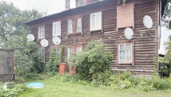 Двоповерхівка, побудована з товстих дерев’яних балок 80 років тому, збереглася в  Макошиному на Менщині