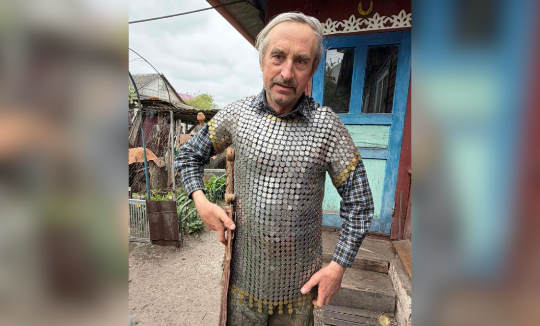 На Чернігівщині чоловік зробив лицарську кольчугу з копійок: монети збирали всім селищем