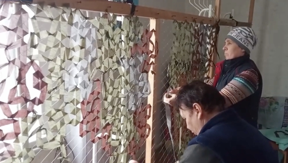 У селі на Чернігівщині за пів року сплели 93 маскувальні сітки