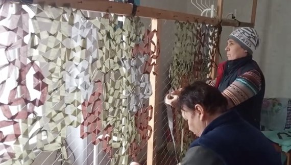 У селі на Чернігівщині за пів року сплели 93 маскувальні сітки