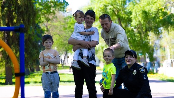 12-річний Анатолій Прохоренко з родиною і поліцейською