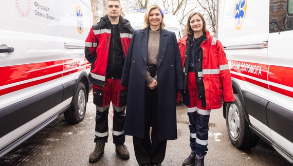 Перша леді на Чернігівщині: передала громадам реанімобілі та ноутбуки