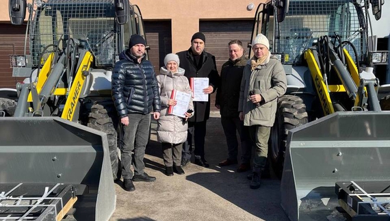 Розбирати завали, допомагати людям по господарству: двом громадам Чернігівщини передали спецтехніку з Німеччини