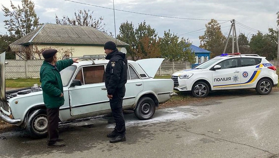 Геройський вчинок: на Чернігівщині полісмен гасив палаюче авто