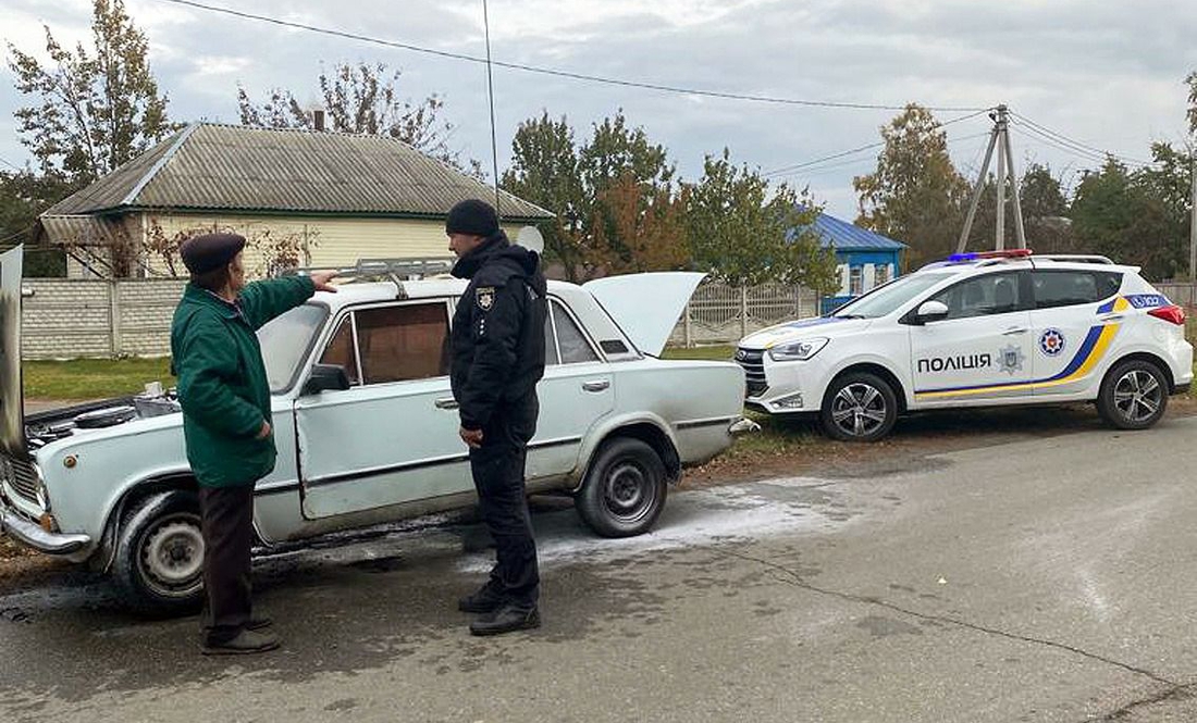 Геройський вчинок: на Чернігівщині полісмен гасив палаюче авто