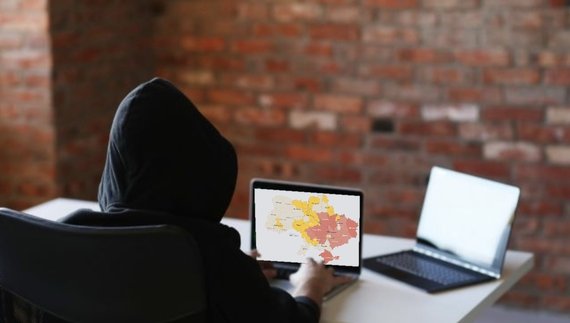 Шахрайський хід: чернігівка хотіла отримати доступ до мапи тривог, а втратила гроші