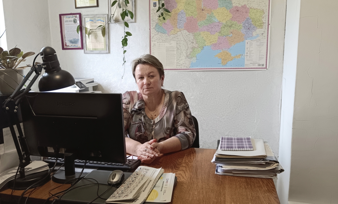 Староста добирається на роботу машиною, що возить хліб. У теплу пору — скутером