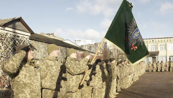 В пам'ять про загиблих і для підтримки традицій чернігівським військовим вручили стяг