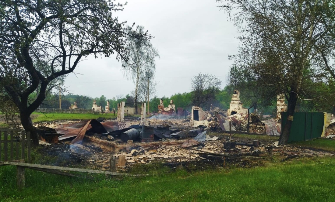 "Полюють за нами": російські дрони спалюють хати - люди відрами носять воду з колодязів, щоб гасити пожежі