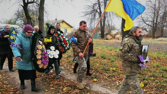 У громаді поховали 44-річного воїна, який майже рік боронив Україну