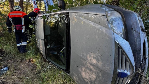 На Чернігівщині рятувальники деблокували чоловіка з понівеченого авто після ДТП