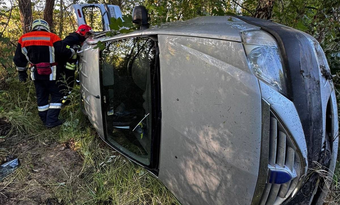 На Чернігівщині рятувальники деблокували чоловіка з понівеченого авто після ДТП