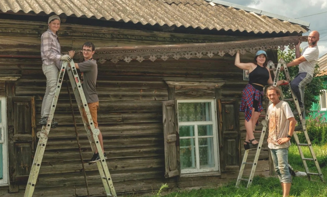 Майстри показали, як відновлюють дерев’яні будиночки у Чернігові