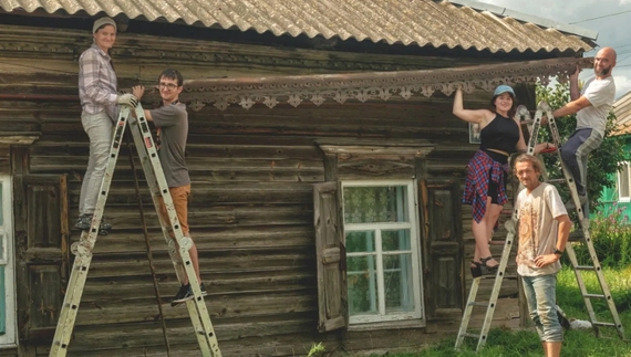 Майстри показали, як відновлюють дерев’яні будиночки у Чернігові