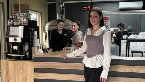 Молода підприємиця в Мені відкрила піцерію на дровах