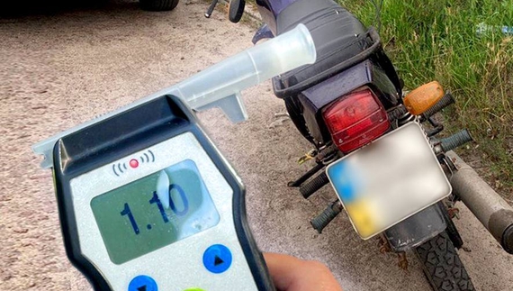 Драгер показав 1,10 проміле: у Чернігові затримали нетверезого підлітка на мотоциклі