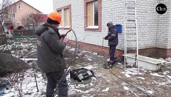 Енергетики відновлюють мережу до зруйнованого будинку