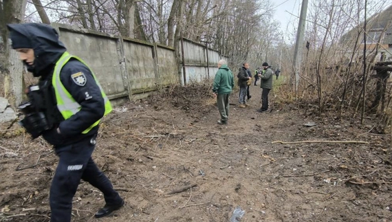 Поблизу місця падіння ворожого дрону. Фото Чернігівська МВА