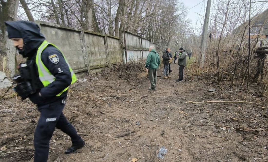 Поблизу місця падіння ворожого дрону. Фото Чернігівська МВА