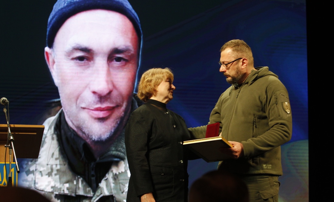 У Чернігові мамі Олександра Мацієвського передали відзнаку – Народний Герой України