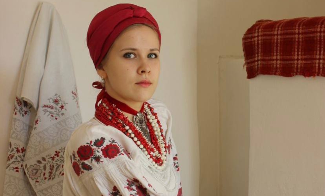 Уляна Оленська. Чернігівка колекціонує і носить національні вбрання. Каже: щоб популяризувати культуру