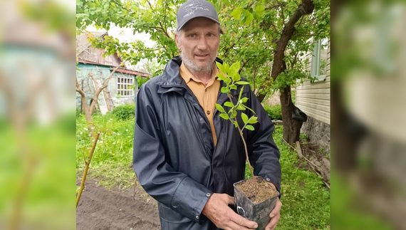 Василь Река з екзотичним саджанцем, Ніжин, Чернігівщина