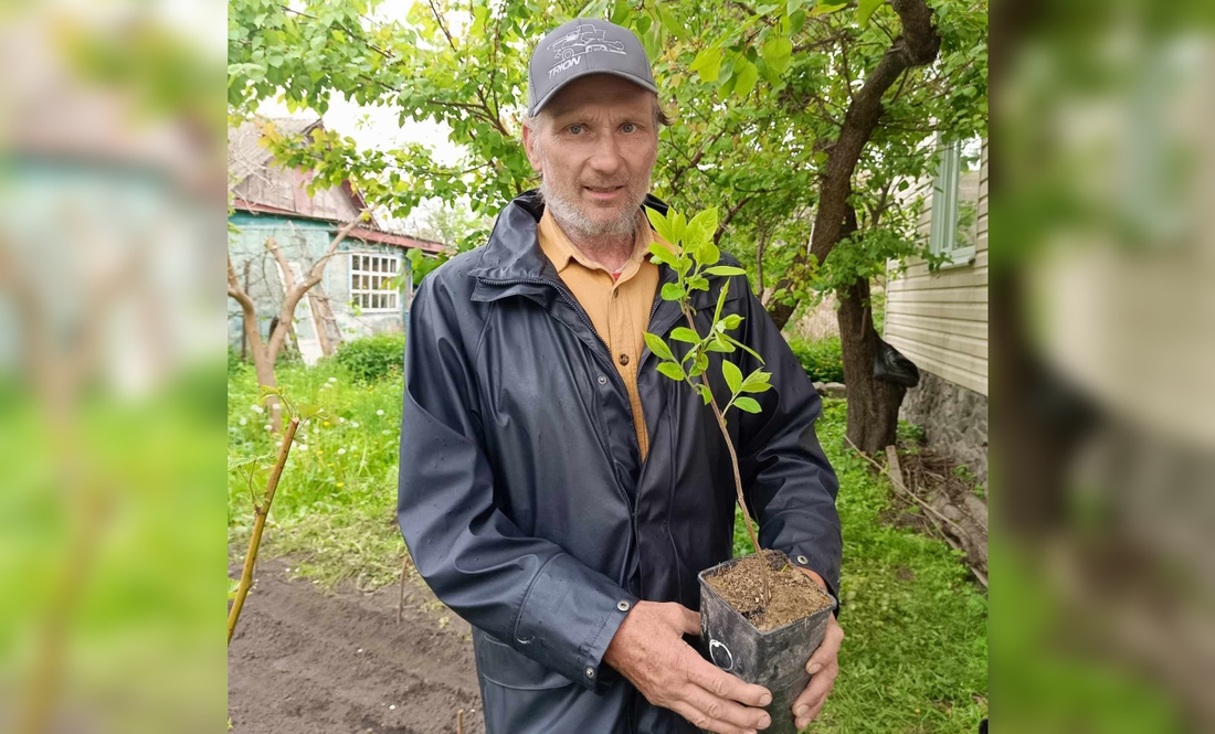 Василь Река з екзотичним саджанцем, Ніжин, Чернігівщина